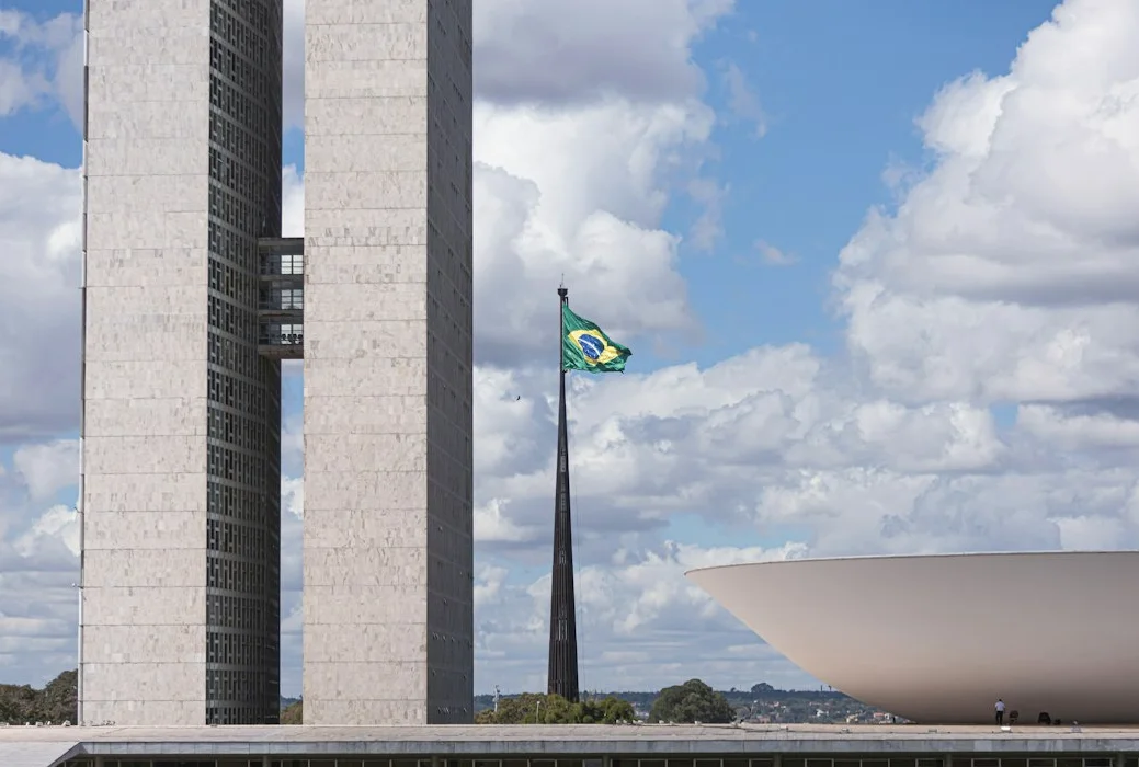 Flávio Bolsonaro Leaves Brazil Amid Passport Cancellation
