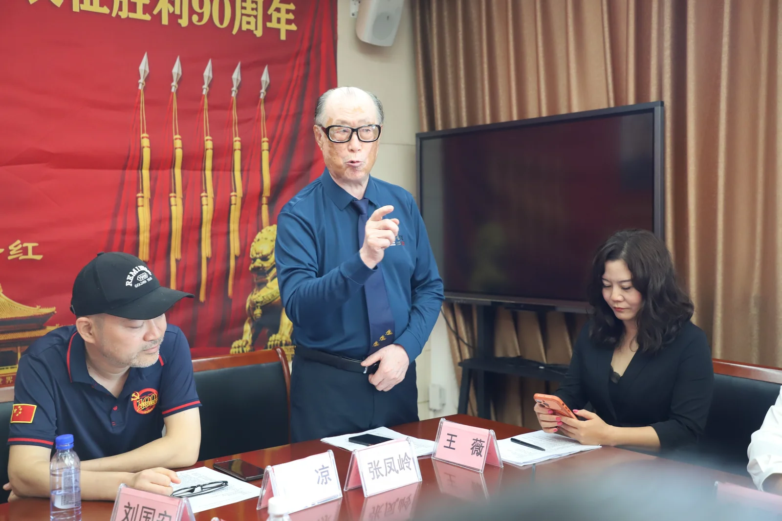 Zhang Fengling, presidente de la Academia de Cultura y Artes Zhonghaiyang, interviene en la rueda de prensa