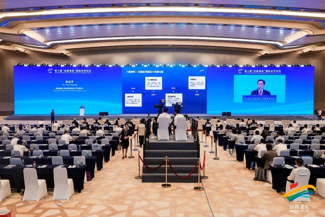 Ein Redner präsentiert während des Forums eine Zeitleiste der acht Jahre von Silk Road Maritime, 2018 bis 2026.