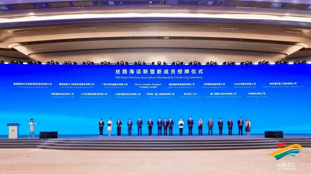 Los nuevos miembros de la Alianza Silk Road Maritime reciben sus placas en la ceremonia de acreditación.