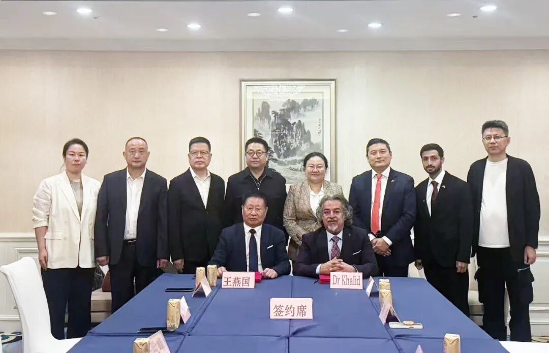 Wang Yanguo und Prinz Khalid am Unterzeichnungstisch mit Vertretern beider Seiten.