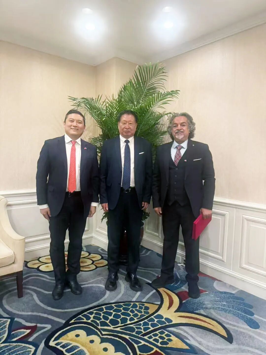 Wang Yanguo (centre) and Prince Khalid (right) with a member of the delegation.