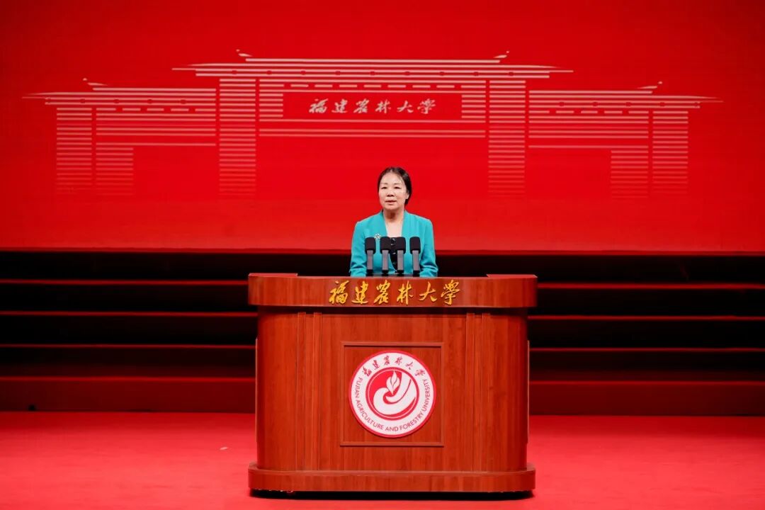 Faculty representative Liao Hong speaks at the conference.