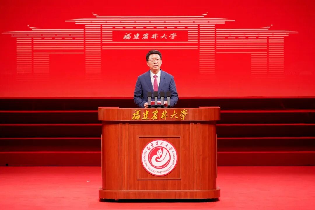 Fuzhou Vice Mayor Lin Feng addresses the conference on behalf of the local government.