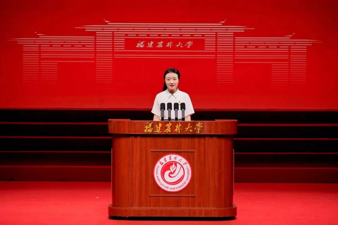 学生代表の章珺璟が発言する。