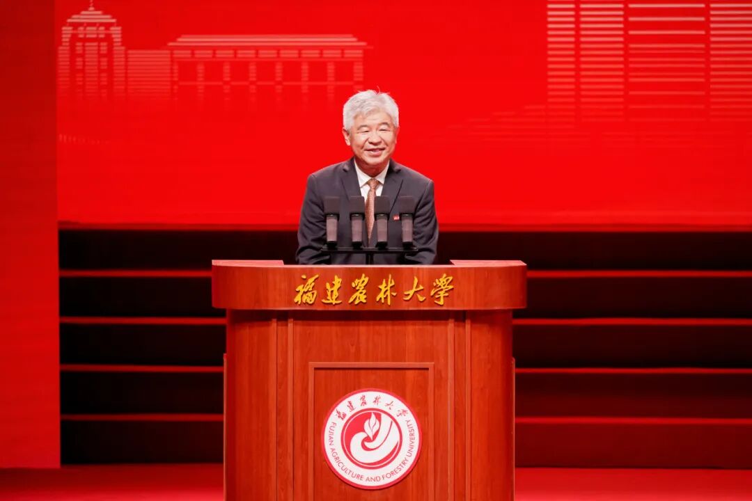 大学党委員会書記の頼海榕が大会の司会を務める。