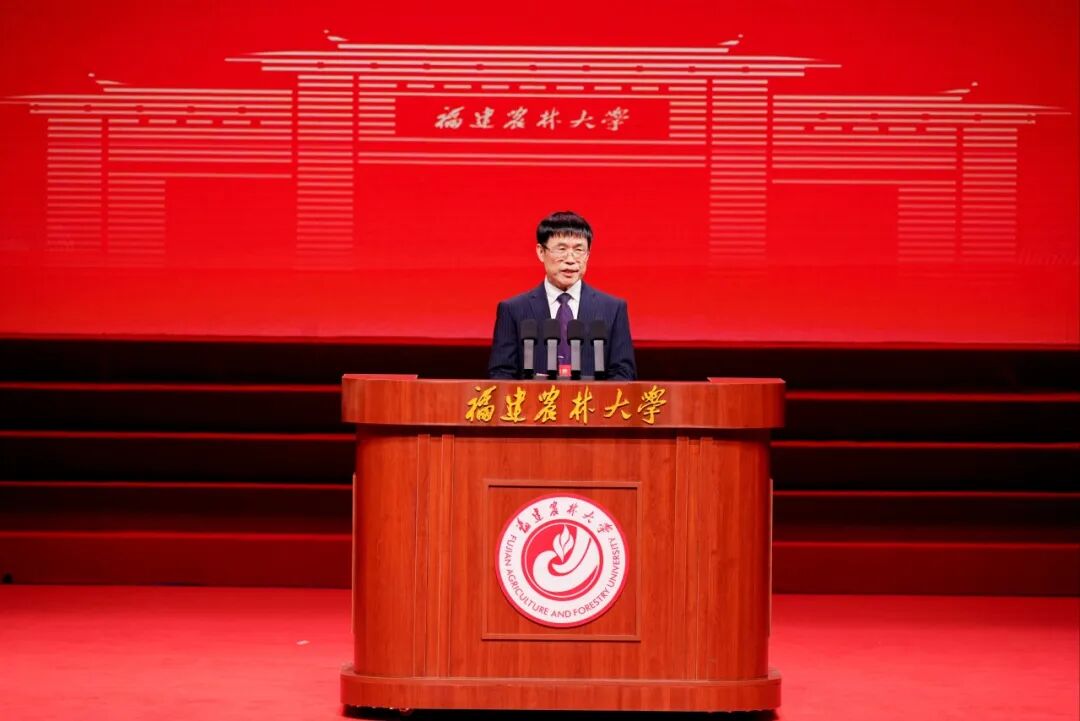 中国工程院院士で南京農業大学教授の張紹鈴が卒業生を代表して発言する。