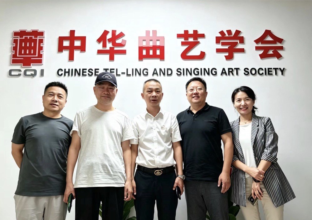 Teilnehmer des Forums vor dem Schild der Chinese Tel-ling and Singing Art Society.