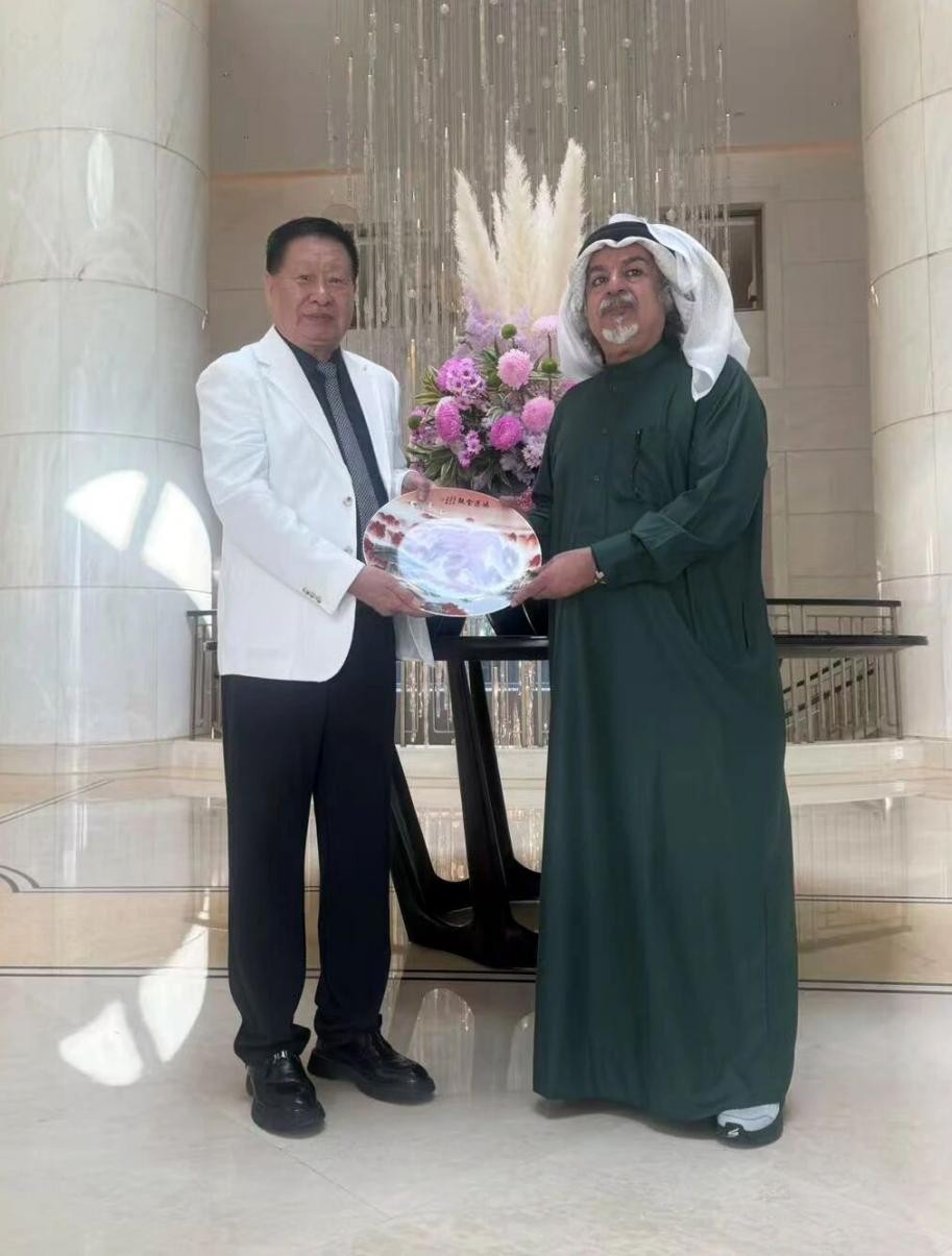 Wang Yanguo (izquierda) y el príncipe Khalid durante su reunión en Pekín, 8 de octubre de 2026.