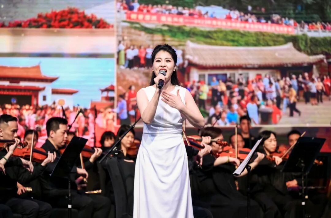 A singer performs with the orchestra during the showcase.